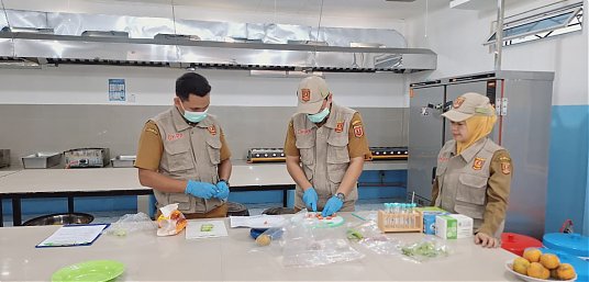 DKPP Agam Melakukan Pengawasan Keamanan Pangan pada Dapur MBG  Kampung Tangah thumbnail