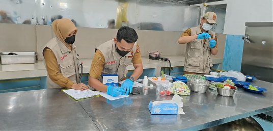 Pastikan Mutu MBG, DKPP Awasi Keamanan Bahan Baku di SPPG Sport Center thumbnail