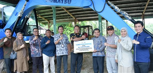 KKP RI Serahkan Excavator untuk Percepat Rehabilitasi Tambak Perikanan Agam thumbnail