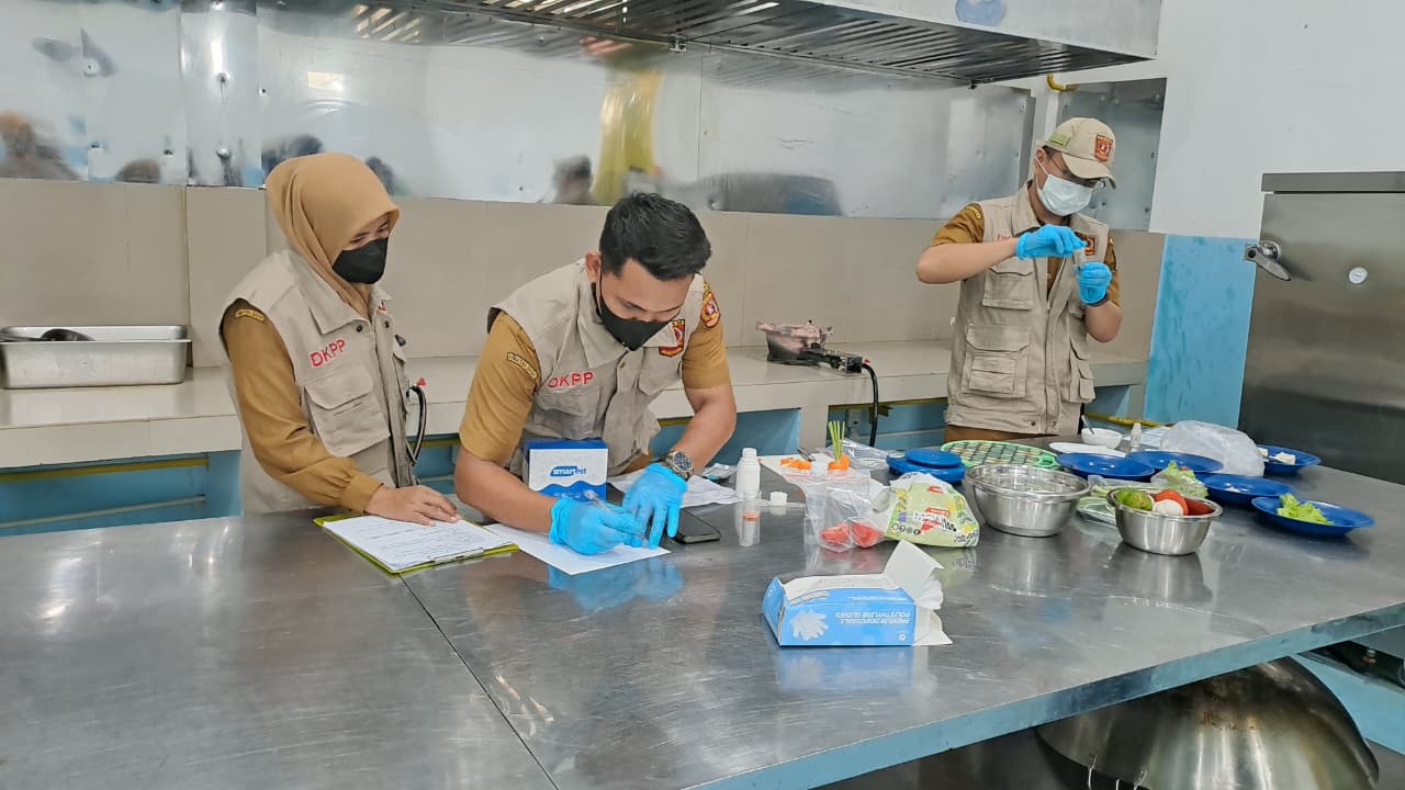 Pastikan Mutu MBG, DKPP Awasi Keamanan Bahan Baku di SPPG Sport Center thumbnail