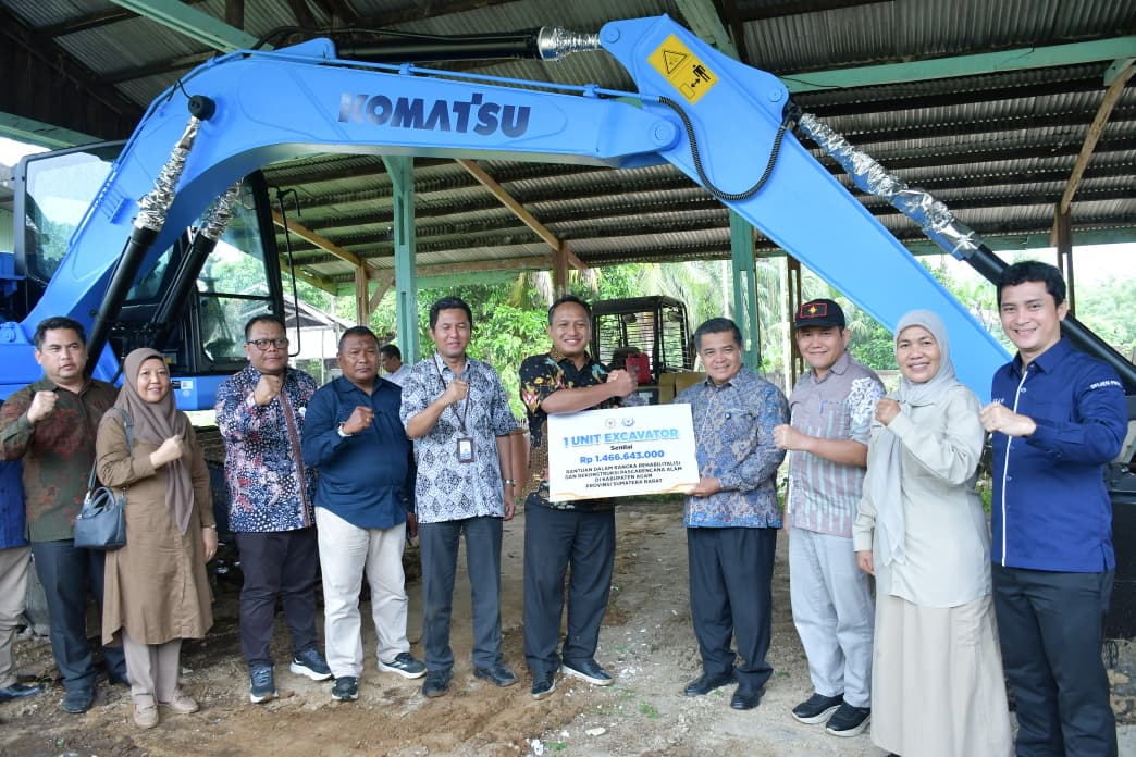 KKP RI Serahkan Excavator untuk Percepat Rehabilitasi Tambak Perikanan Agam thumbnail