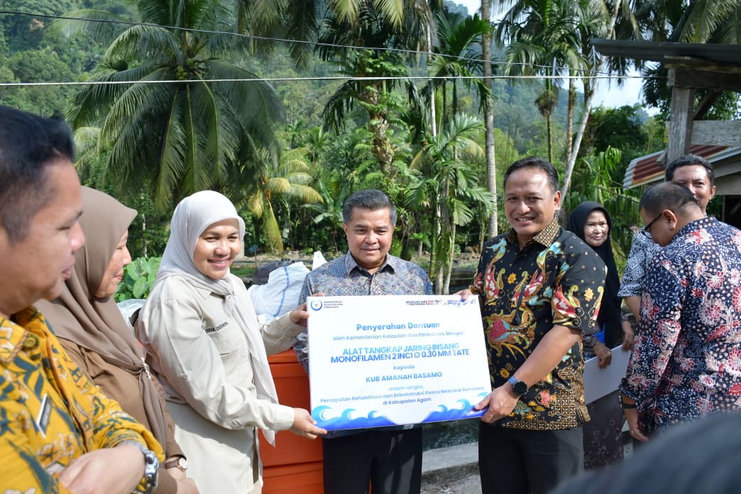 KKP RI Serahkan bantuan Bibit ikan beserta Sarana dan prasarana Perikanan thumbnail